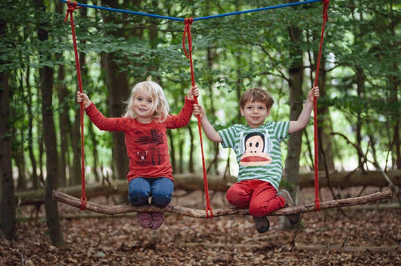 Kinder im Wald